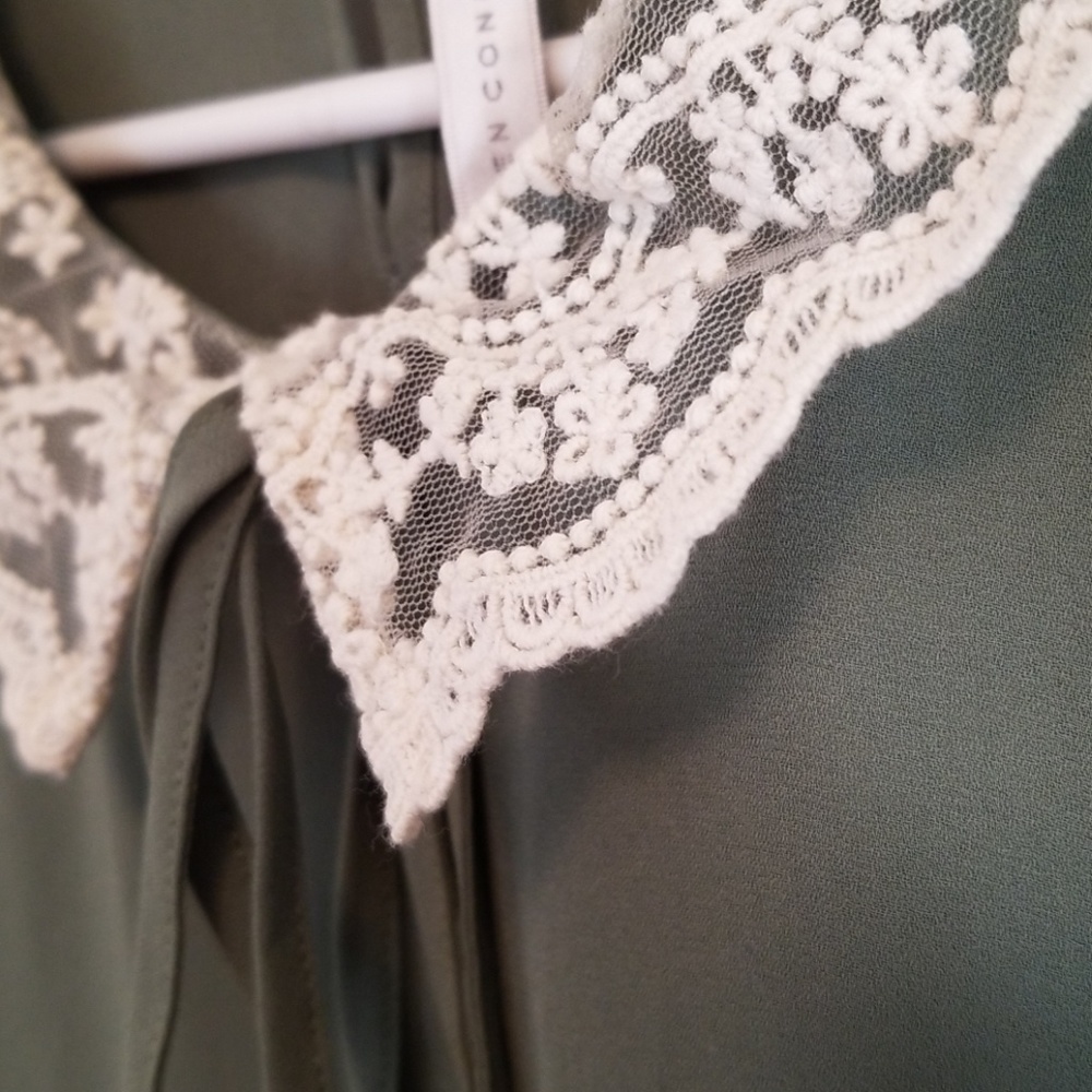 Tie-front sleeveless top with lace collar